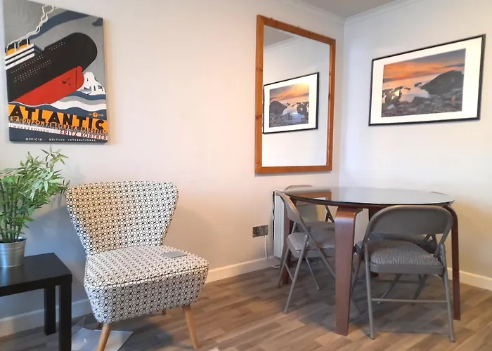 Excellent Location - City Centre - Parking - 4 Beds -2 Bedrooms