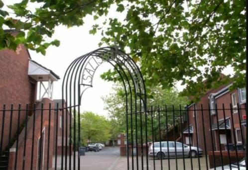 Excellent Location - Centre - Parking - 4 Beds -2 Bedrooms