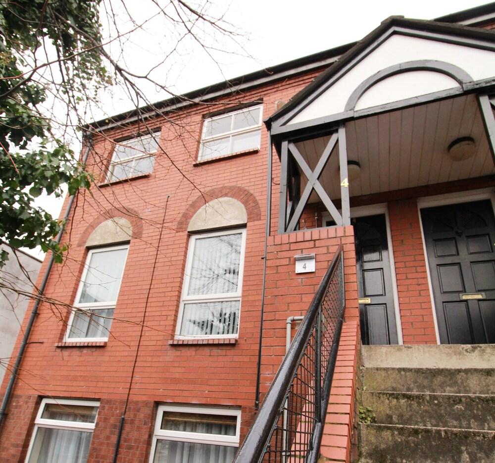 Excellent Location - Centre - Parking - 4 Beds -2 Bedrooms *