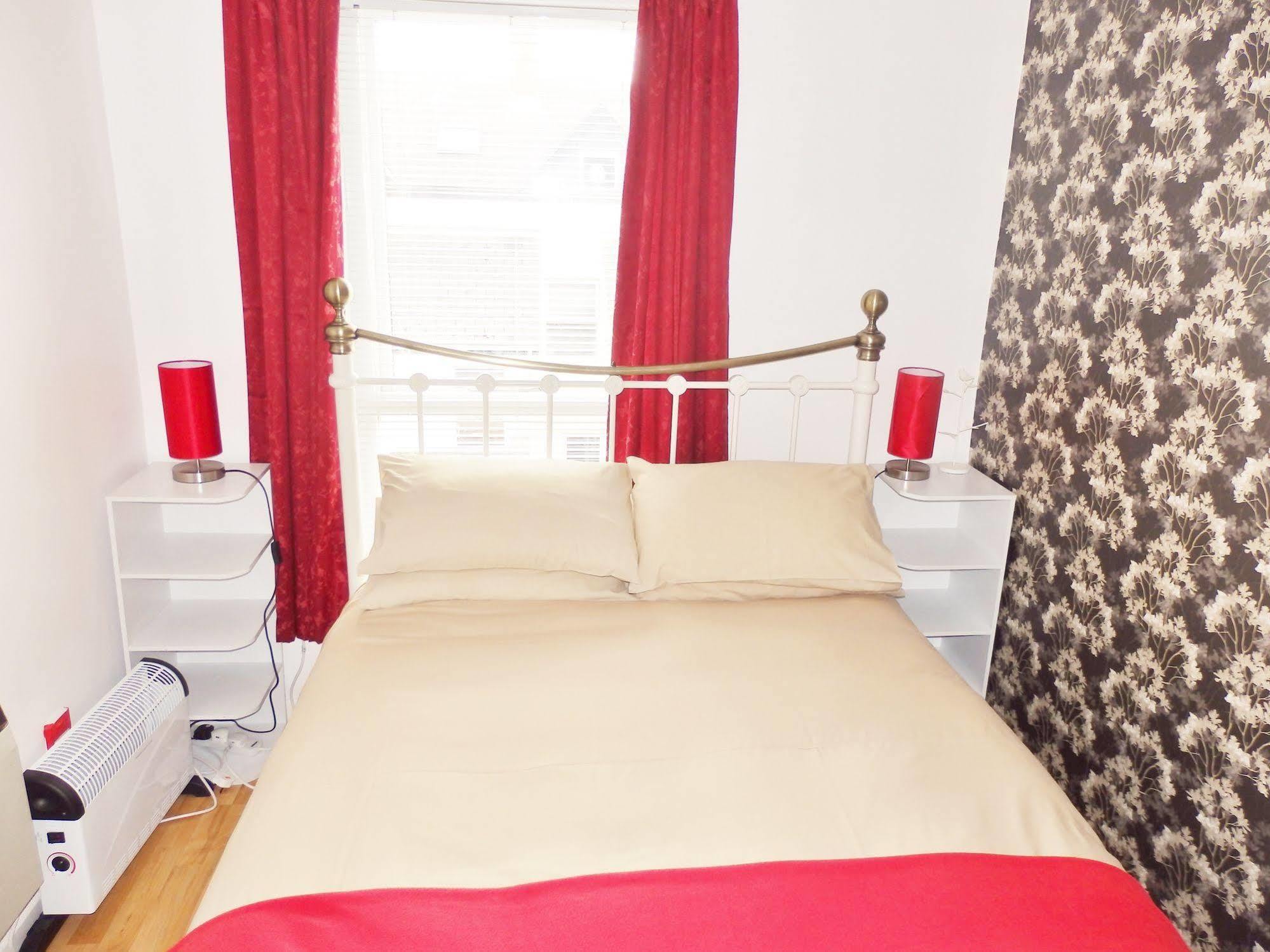 Excellent Location - Centre - Parking - 4 Beds -2 Bedrooms Appartamento
